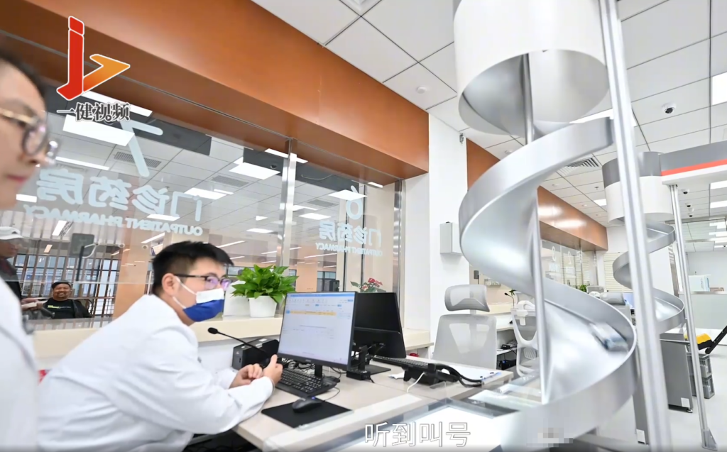 芳华智慧医疗国产发药机在安贞医院全智能门诊药房运行实景