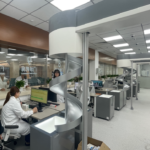 全自动发药机采购,在智慧药房高速出药实景-芳华智慧医疗